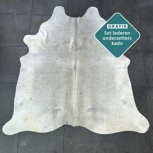 grijs koeienvel voor op de grond