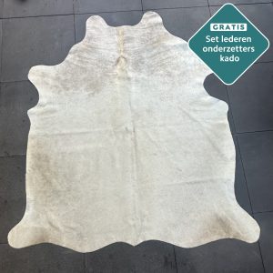 gebroken wit off white koeienhuid