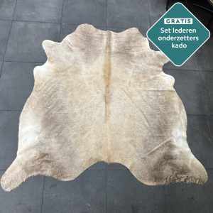 glanzende koehuid voor op de grond